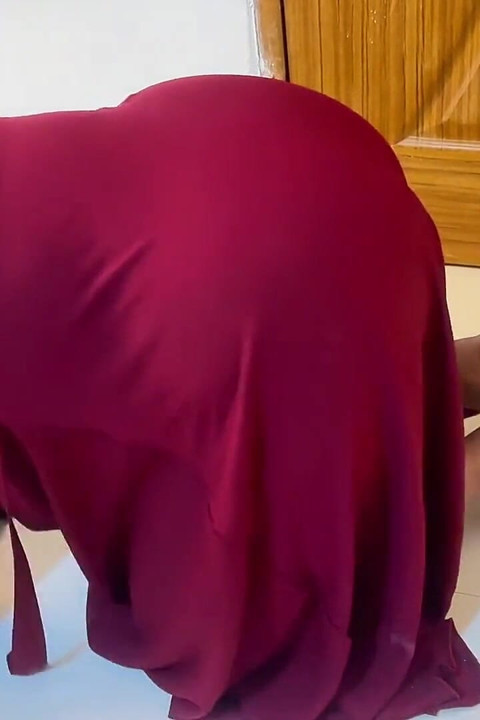 Quente tia presa debaixo da cama e despindo sua bunda grande quando ela tenta atuar de empregada no Hotel Árabe por Clean
