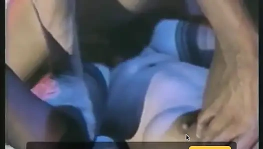 Çoraplı büyük memeli orta yaşlı seksi kadın klasik üçlü grup sekste iki yarağı birden sikiyor