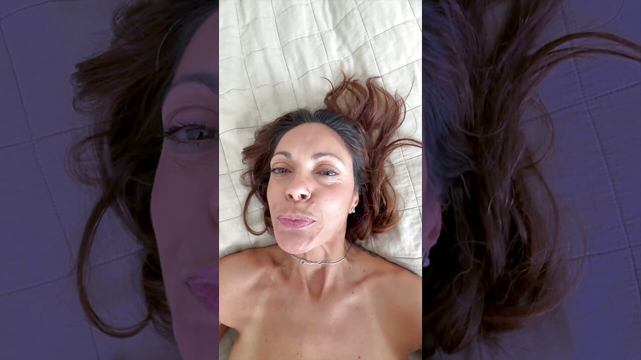 Un poco de diversión con una milf perfecta que se corre rico en la pija