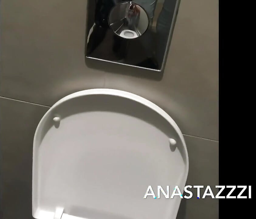 Remaja nakal kencing di toilet kfc