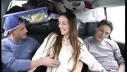 Threesome seksi dengan cewek cantik berlingerie di van