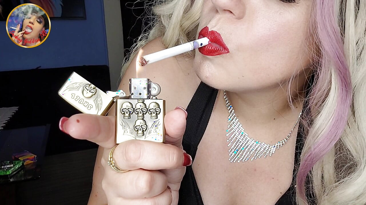 Loira Fumando