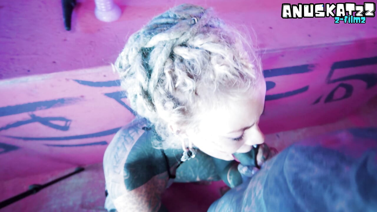 Bintang porno berkepala dreadlock dengan tato dianal setelah masturbasi pakai dildo