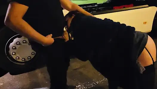 Я трахаюсь с дальнобойщиком на зоне отдыха на шоссе