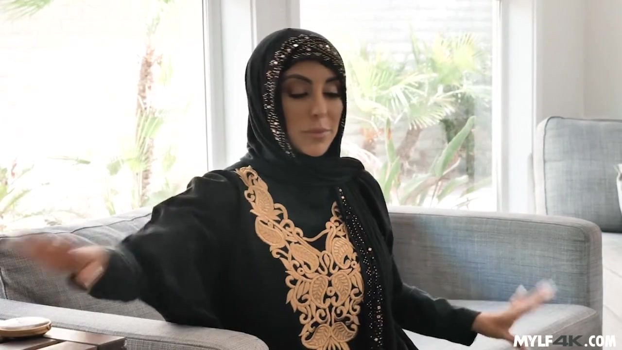 イスラム教徒の妻が男のペニスを受け入れる