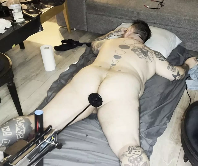 Fuck machine fucks my big ass on the stomach big orgasm