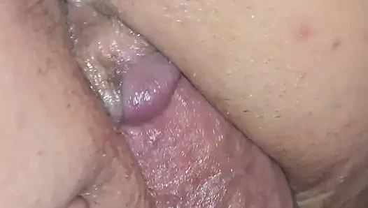 Кокосовое масло для ее кожи, и мой большой член скользит в