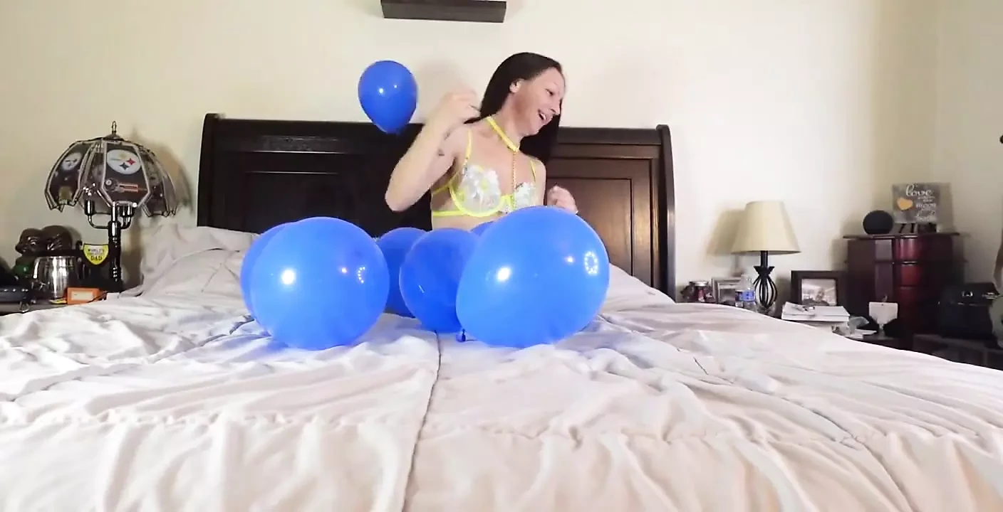 Îmi place modul în baloane de latex se simt pe pielea mea, nu mă pot abține, dar păstrați frecare-le peste tot peste mine!!