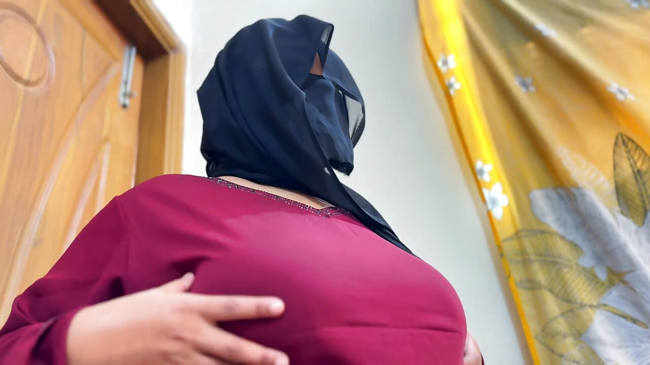 Hermosa madrastra caliente abre su burqa y muestra su enorme culo en Arabia Saudita - hijab y niqab conexión