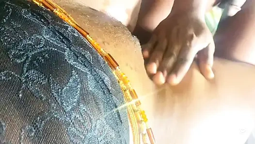 Sikişmeden önce sevimli amını ovuyor