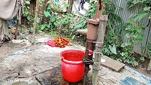 Убывает на улице в ванне в чистом поле