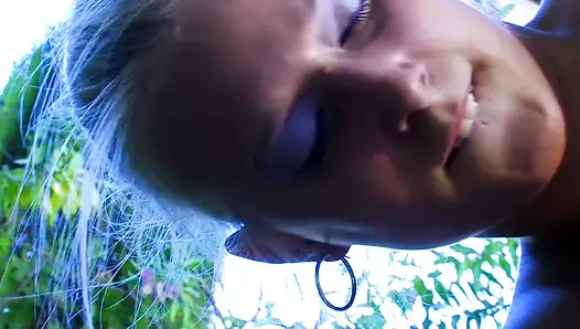 Bebek gibi kız arka bahçede sert sikişiyor