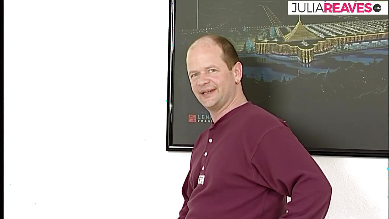 Bà già rên rỉ trong sung sướng khi một con cu giả quái vật bị nhét vào âm hộ của bà ấy