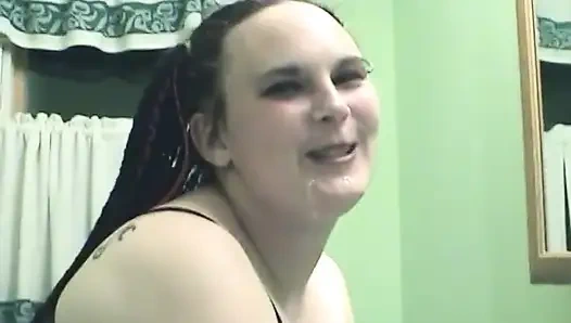 Vollbusige tätowierte bBW reitet schwanz und wird dann vollgespritzt