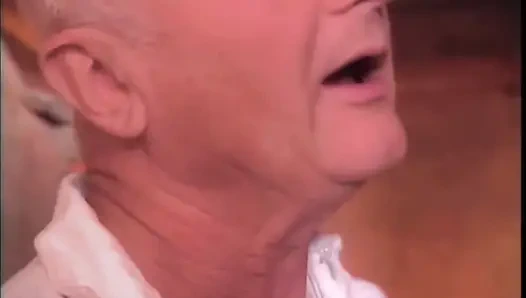 Dia membunyikan bel dan pendeta membunyikannya