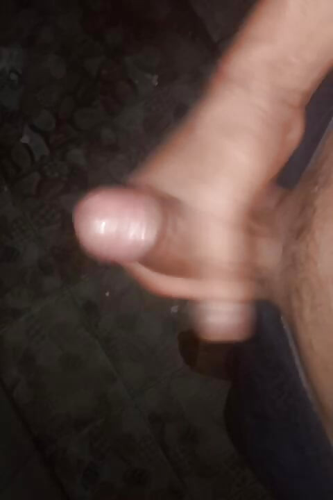 Ele foi ao banheiro para foder seu pau