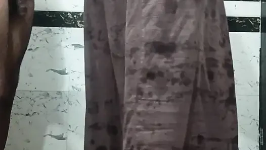 Прия Бхабхи показывает красивую задницу