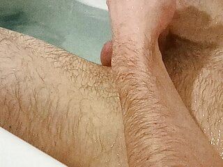 Расслабься в моей ванне - мастурбация