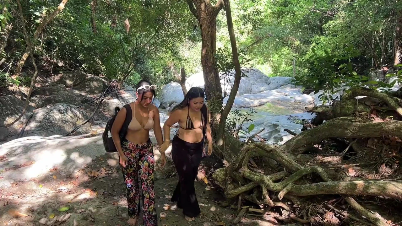 2 Latina swallow 2 cocks of strangers in the middle of the forest