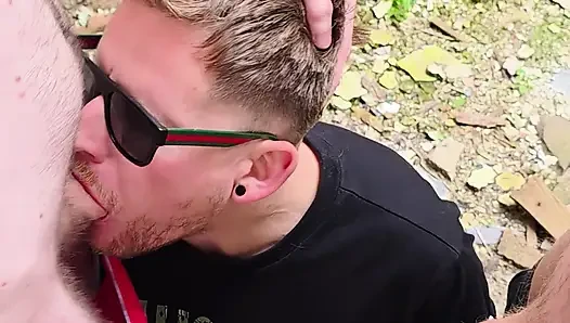 Bu Paçozları Terk Edilmiş Bir Binada Büyük Yaraklarla Sikişirken Yakaladım, Eğer Oldukça Devam Edersem Kaydedebilirim Dedi
