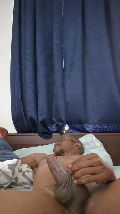 Gruesa bbc le encanta correrse mientras ve porno.