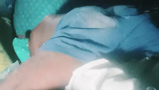 Sobald das jungfräuliche Mädchen von der Schule zurückkam, fing sie an, Paella-Schichten zu machen, um den Durst ihrer Muschi zu stillen.