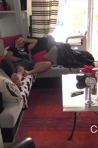 在户外被一个年轻的黑人操