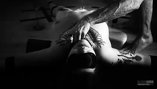 Sin vertraute mir für ihre BDSM-session mit feuer - Wachsspiele