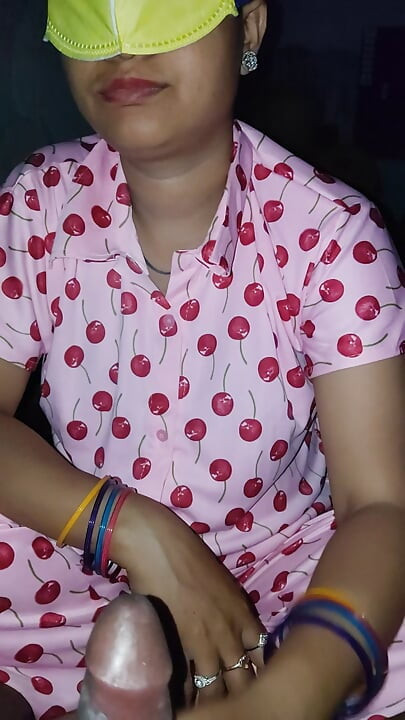 Bhaartiy bhaabhi hamaare devar aur devar ko achchhi tarah se ht land chusaee deti hai