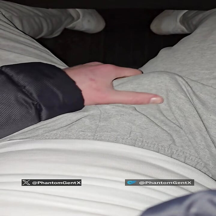 Alman baba spor salonunda antrenman yaptıktan sonra gri ck'de azgın bir şekilde mastürbasyon yapıyor ve büyük bir boşalma - PhantomGentx