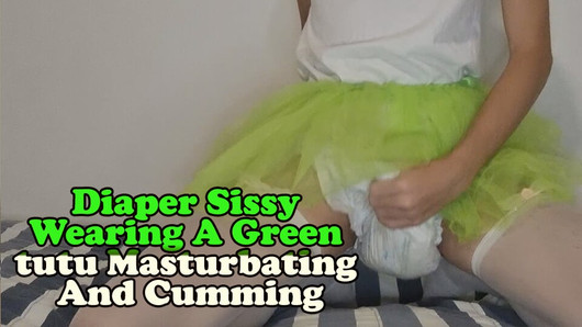 pañal sissy vistiendo un tutú verde masturbándose y acabando en su pañal