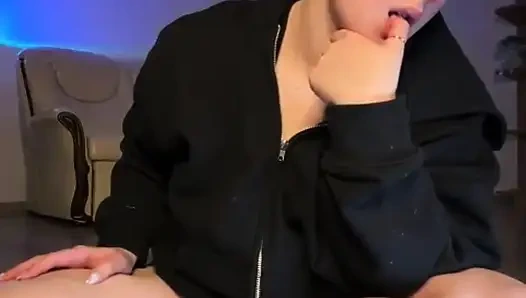 Jucielussie Deepthroat and cumming close up