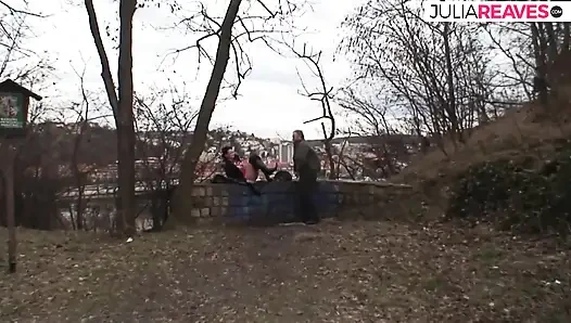 Возбужденная крошка получает жесткий трах возле дорожки