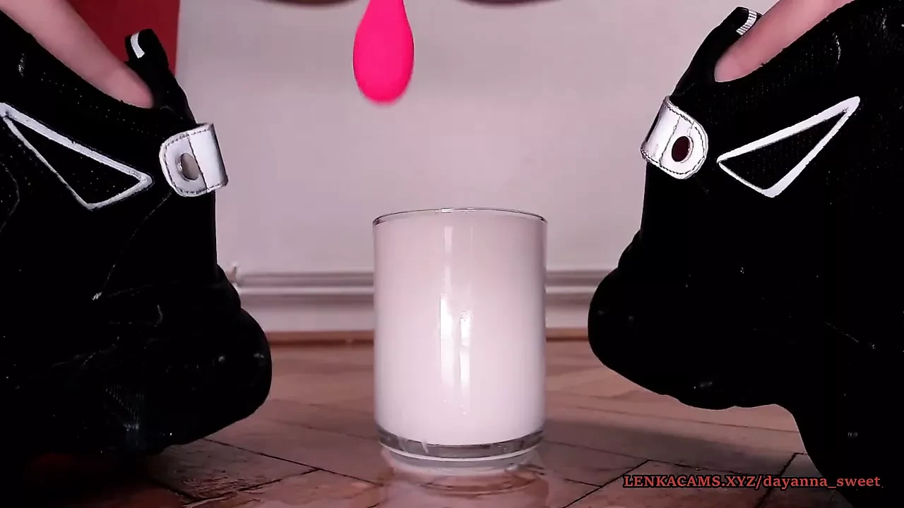 French milf fills a glass squirting