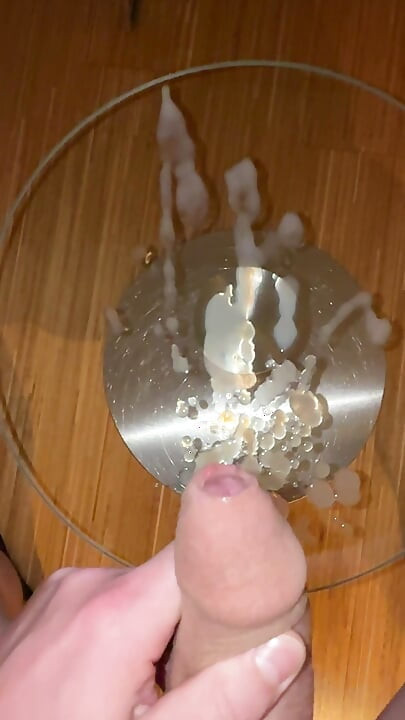 J’aurais aimé avoir des amis pour ajouter plus de sperme sur la table