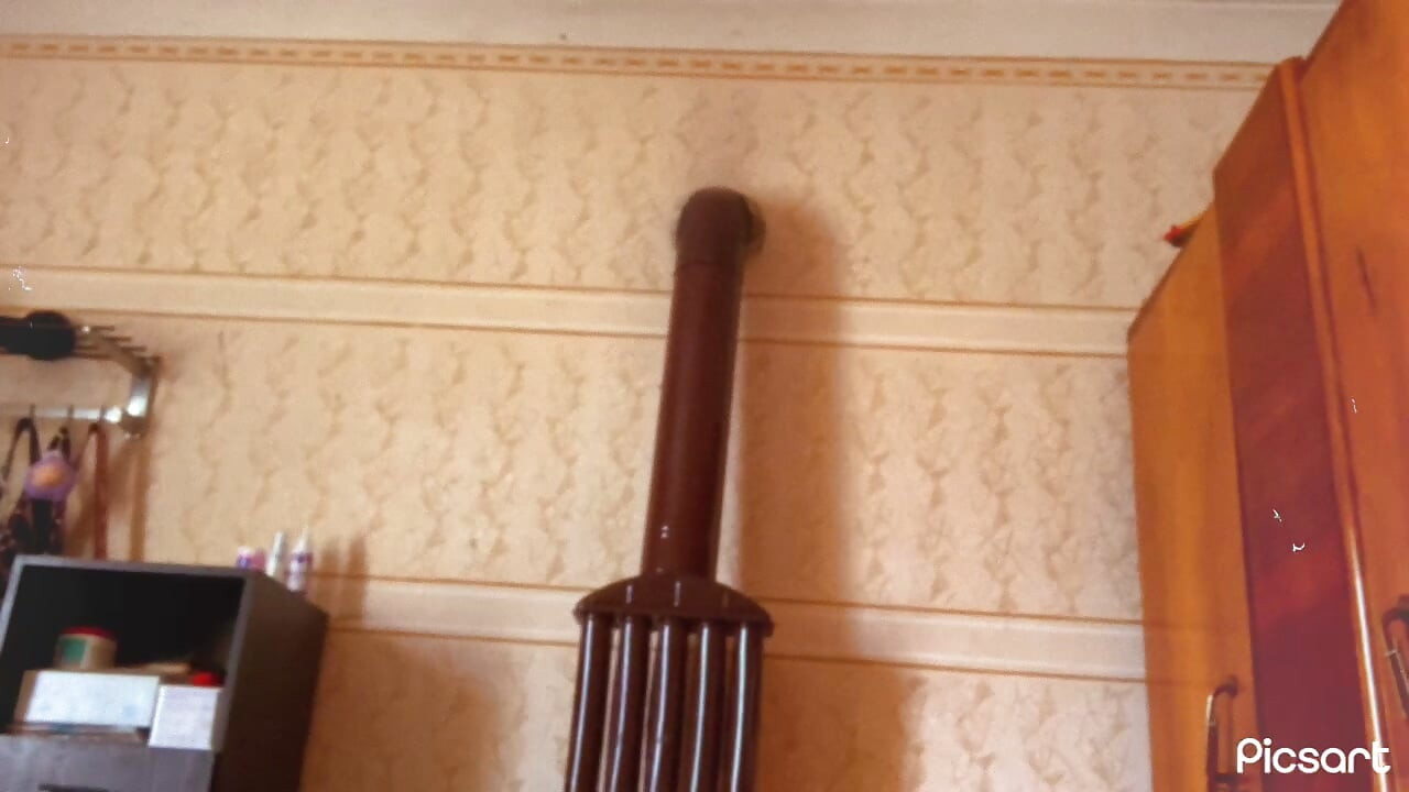 Une bombasse nue dans des chaussettes gothiques