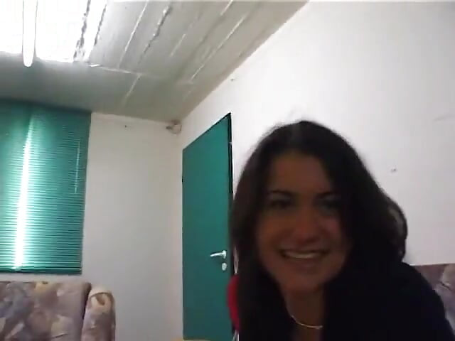 Sexy brunette tiener vult haar kutje met een grote dildo