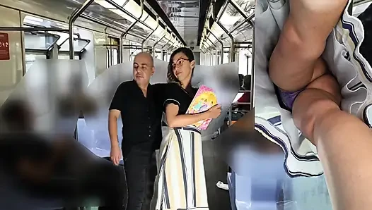 Metro yolculuğu sırasında eteğinin altına sürtünüyor.