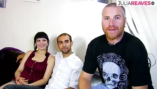 Schätzchen würgt an einem massiven schwanz und wird dann zum mund gefickt