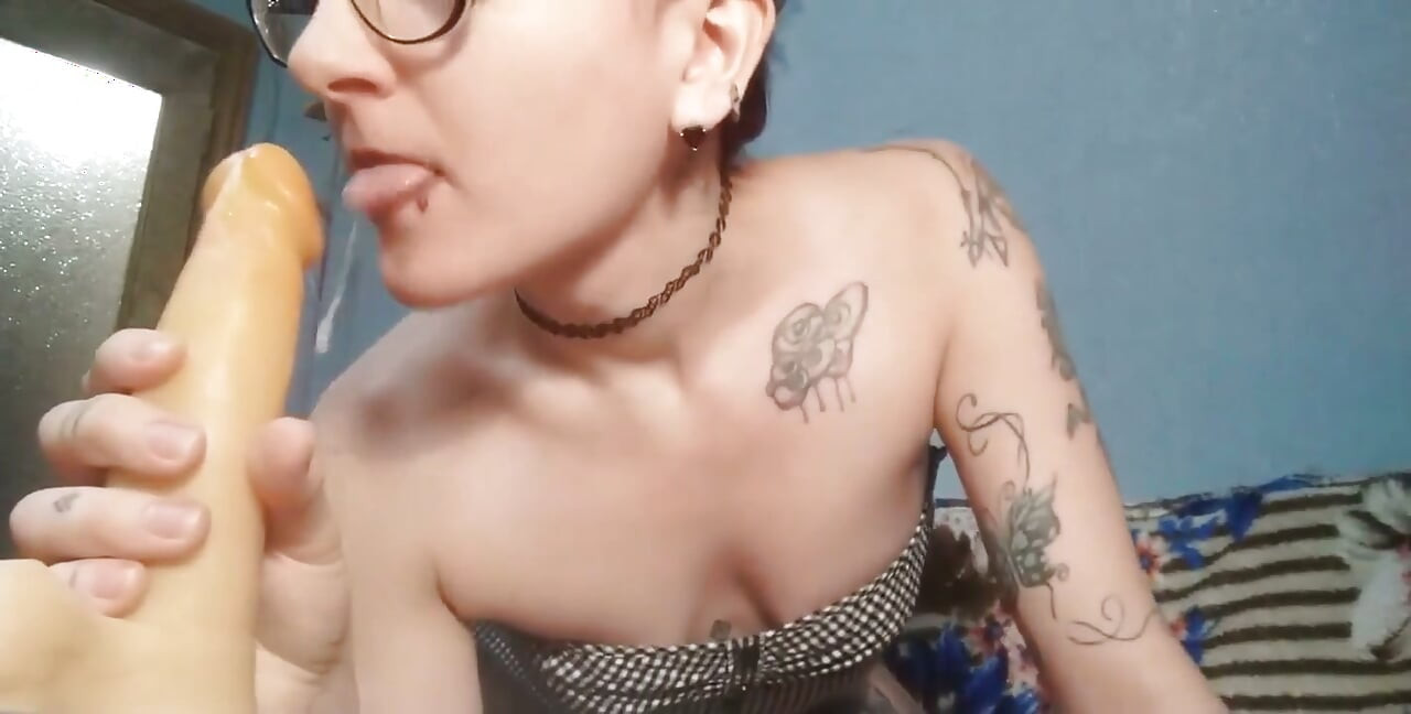 Skinny Hot MILF Needs Your Bigload