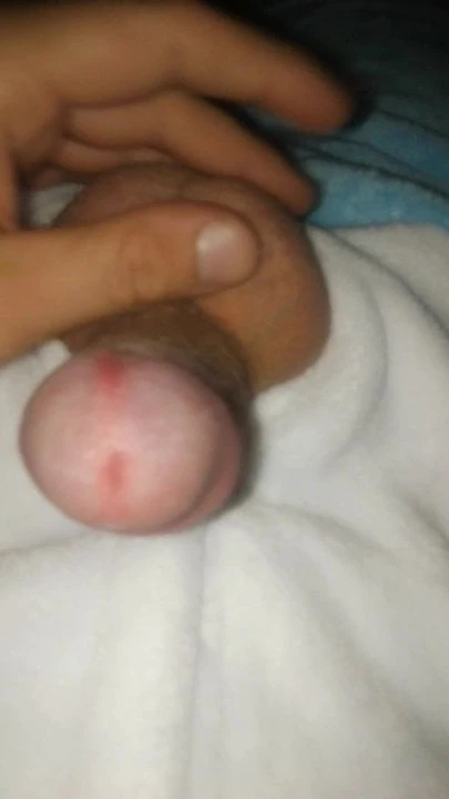 Twink mastubira u krznenom kostimu