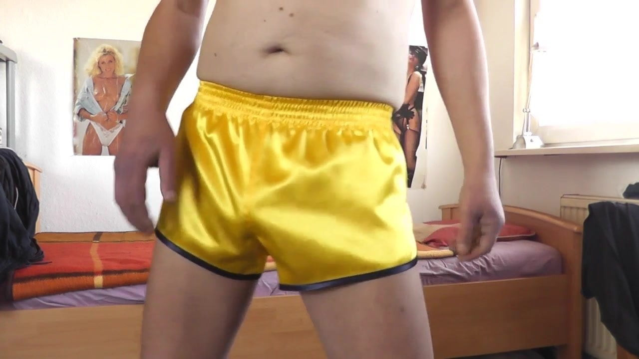 gelbe shorts und silberner lackstring