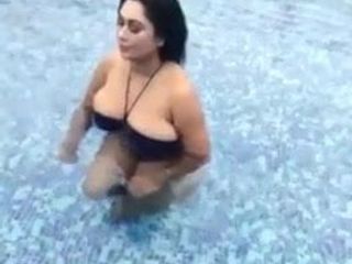 Gupchup atriz na piscina com biquíni preto