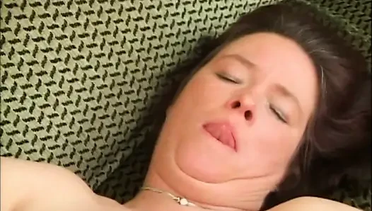 Mulut tante seksi dengan toket aduhai ini dientot habis-habisan sama kontol besar