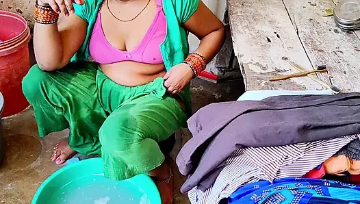 Desi bhabhi ne  bathroom me land chusha