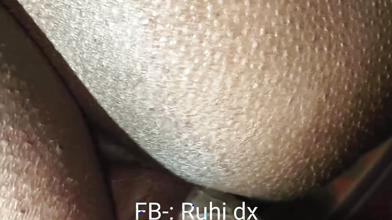 Kapde badalte waqt apni bahen ko dekha aur usne bula ke sex kiya