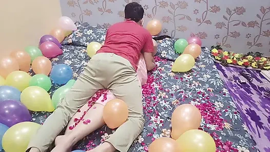 Aku dikasih kejutan spesial hari ulang tahunku sama pacar kampusku - rekaman seks penuh gairah sama rose petals & balon!