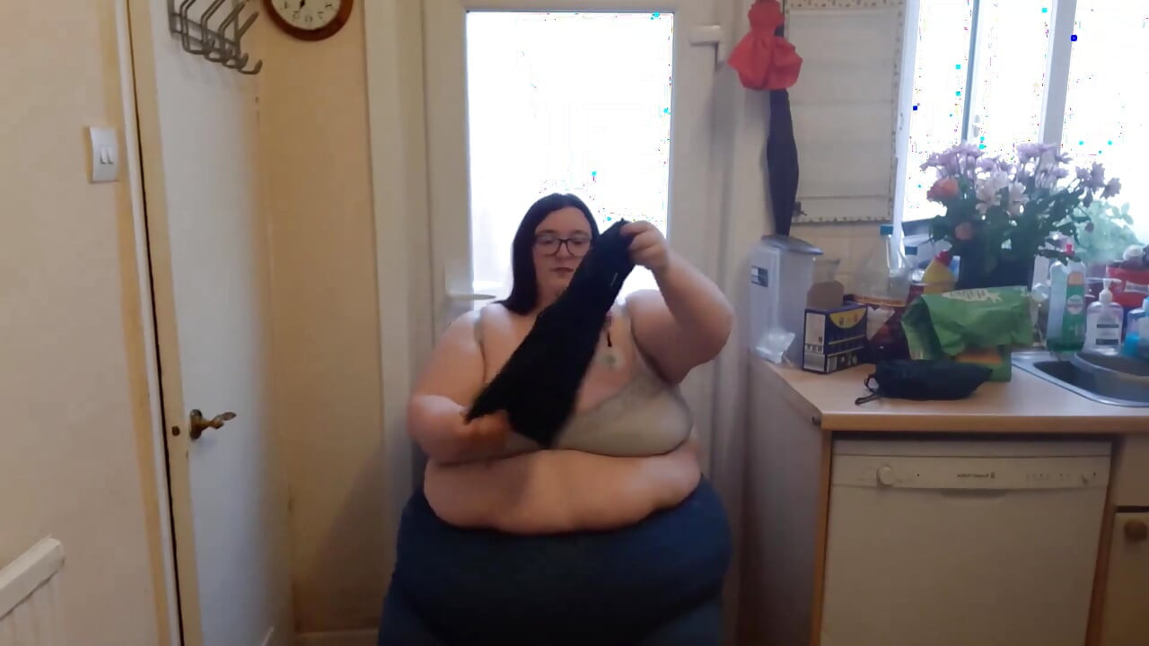 Ssbbw probeert nieuwe bikini's dikke buik kont