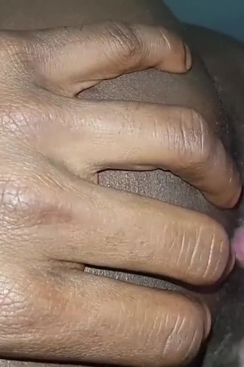 Cewek semok ini lagi asik fingering memeknya sampai lubang pantatnya dientot habis-habisan sama kontol besar pria kulit hitam