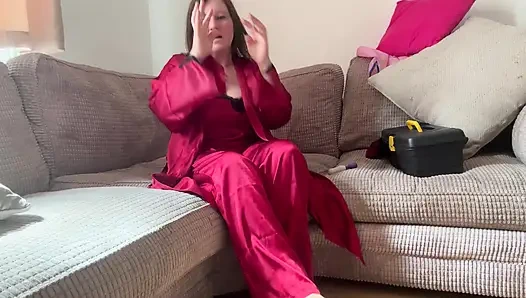 Wanita rambut merah lagi asik orgasme sambil bugil di balik jendela yang bisa dilihat semua orang saat dia lagi muasin dirinya sendiri